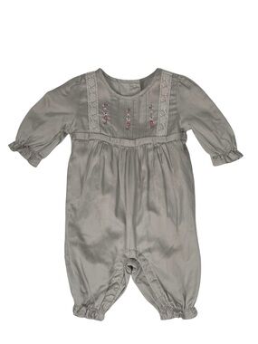 JANIE AND JACK Vintage
Jumpsuit size 0-3 Months 52% Silk 48% Cotton